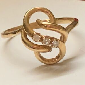 10k Gold Knot Ring with 3 Diamond 💎 Solitaire Stones - Women Jewelry. 💗